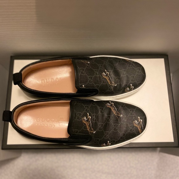Unisex Gucci Slip-ons - Picture 3 of 5